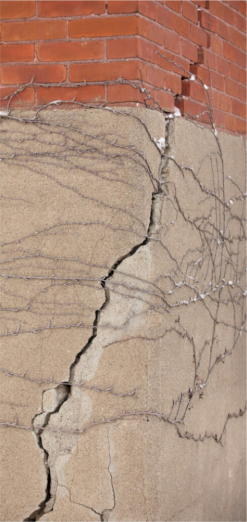 img - foundation-with-large-crack-that-extends-into-the-brick-wall-above-it