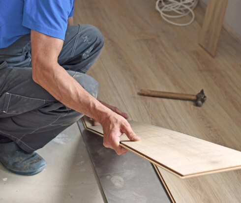 carpenter installing laminate flooring